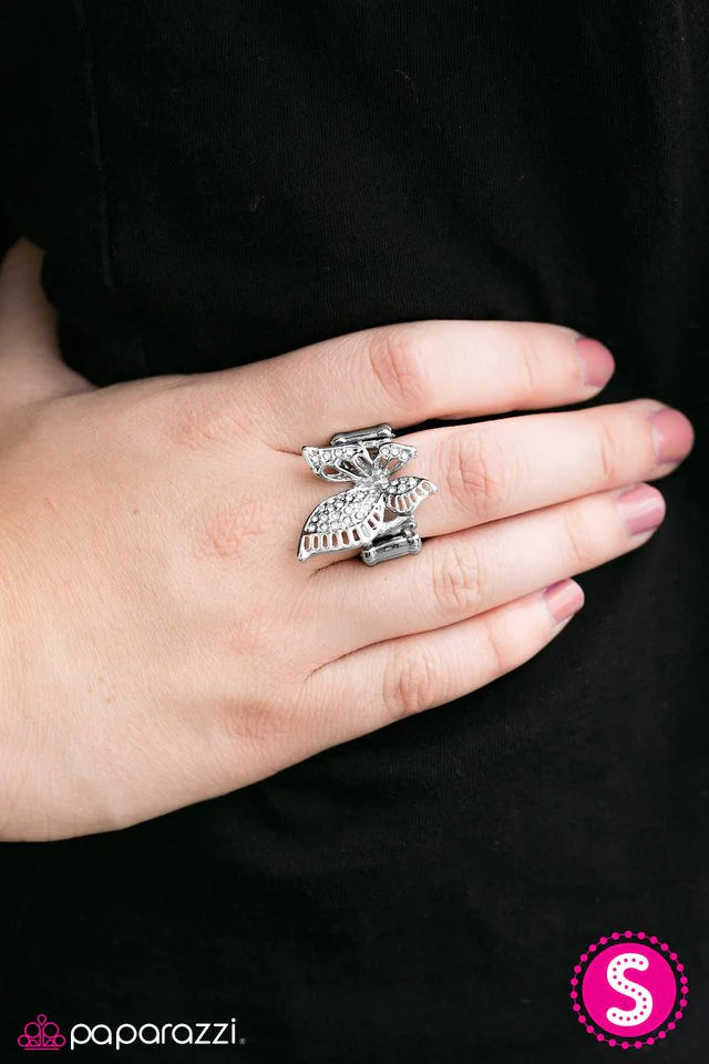 Anillo Paparazzi ~ Ella vuela con alas valientes - Blanco