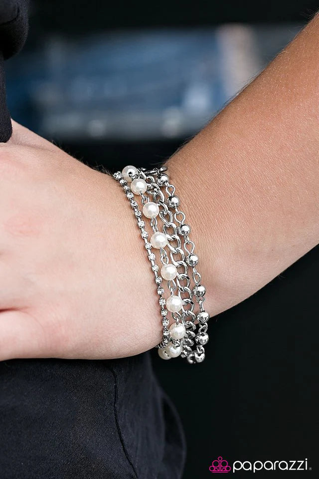 Pulsera Paparazzi ~ GLITZY Business - Blanco