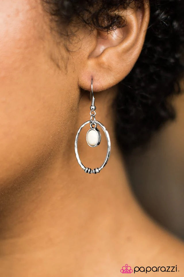 Pendiente Paparazzi ~ El OESTE está por venir - Blanco