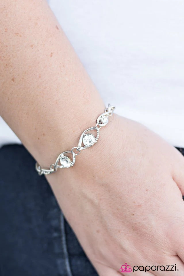 Pulsera Paparazzi ~ Rich is Rich - Blanco