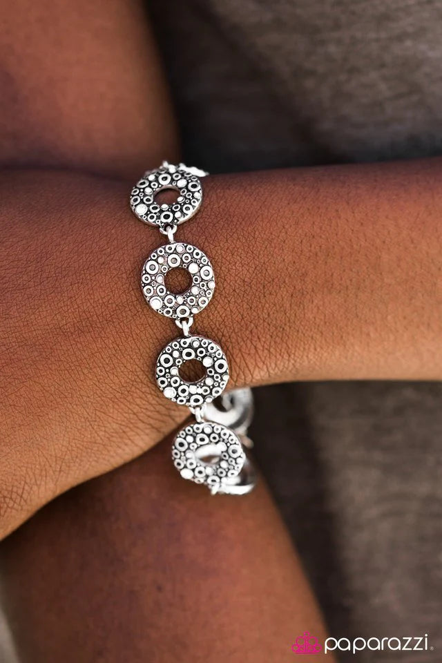 Pulsera Paparazzi ~ Omega Shine - Blanco