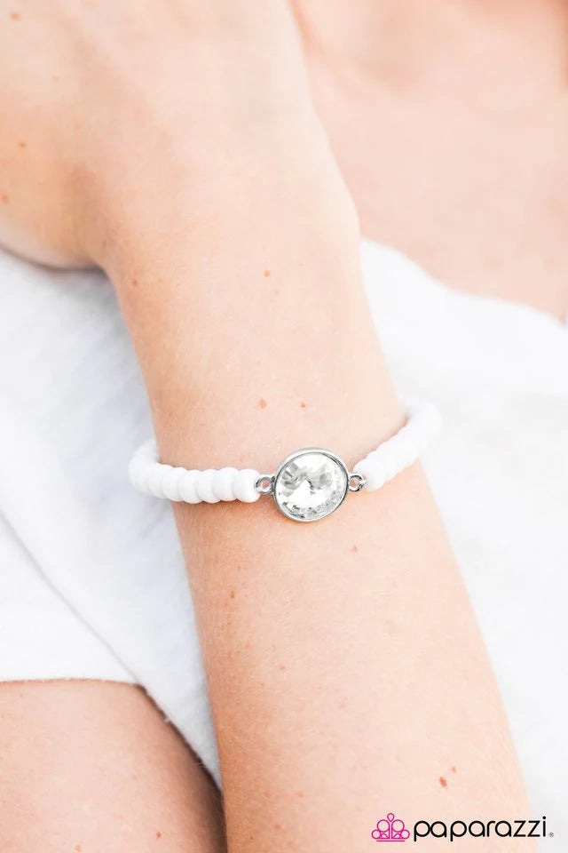 Pulsera Paparazzi ~ Easy On The Shimmer - Blanco