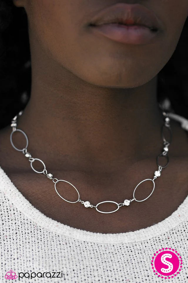 Collar Paparazzi ~ Un toque de clase - Blanco