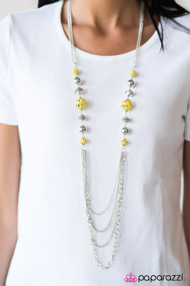 Collar Paparazzi ~ Paseo en globo - Amarillo