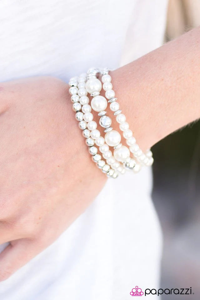 Pulsera Paparazzi ~ Fiesta como Gatsby - Blanco