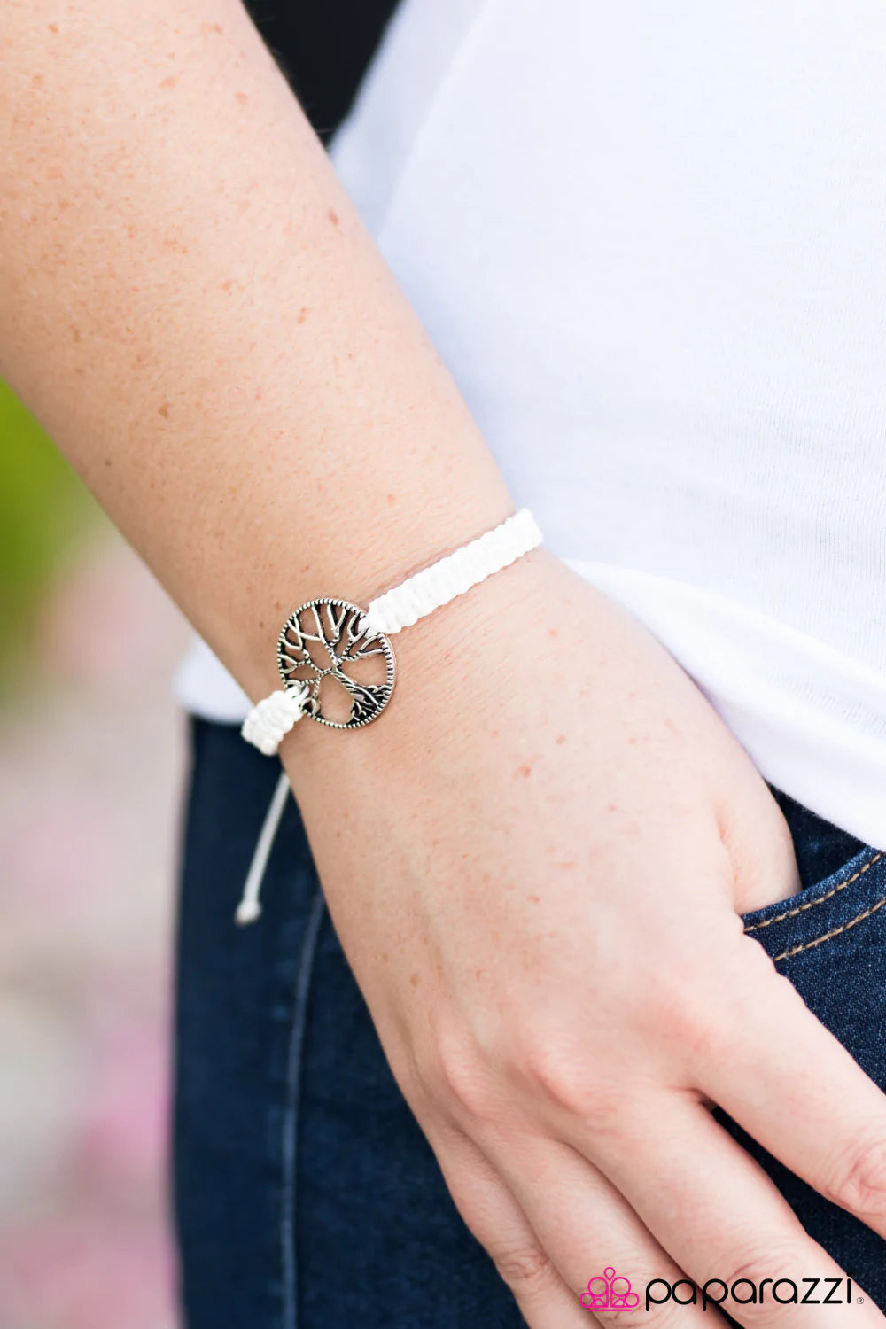 Pulsera Paparazzi ~ Stand Tall - Blanca