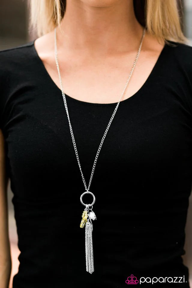 Collar Paparazzi ~ Maravillosamente extravagante - Amarillo