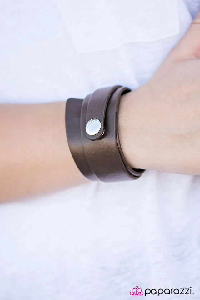 Pulsera Paparazzi ~ Wraparound Wayfarer - Marrón