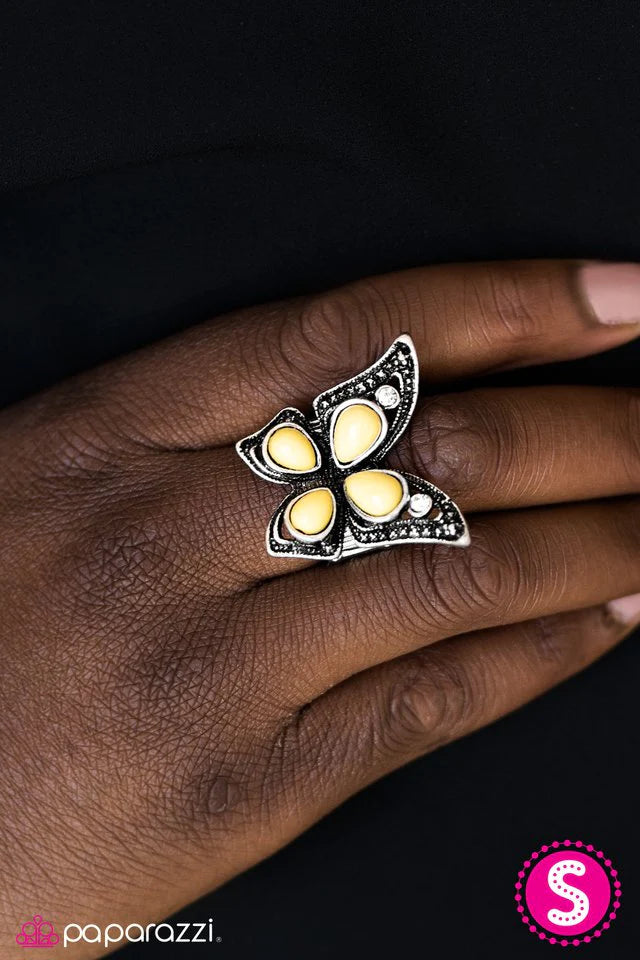 Anillo Paparazzi ~ Vuela como una mariposa - Amarillo