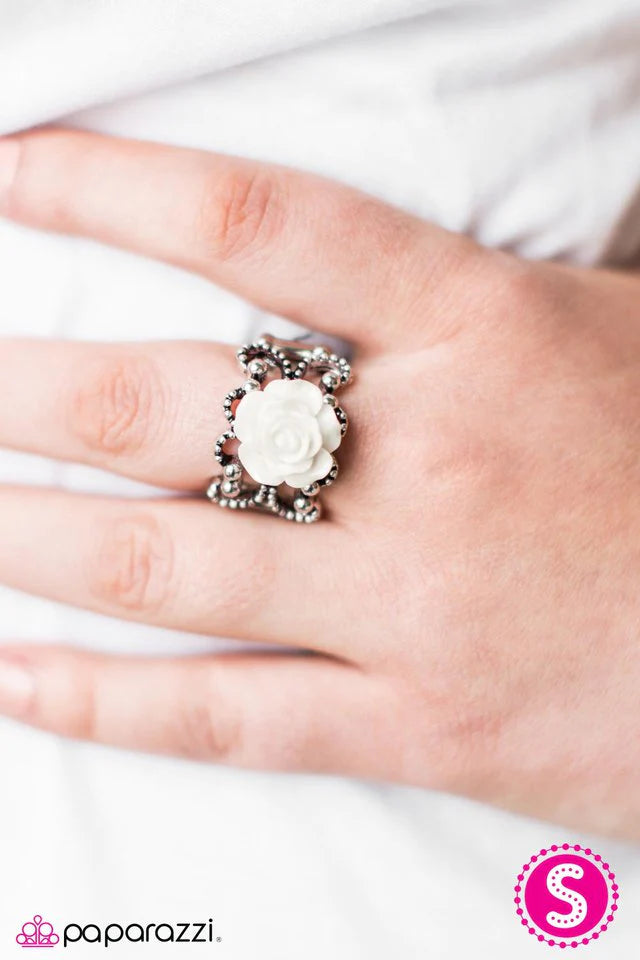Anillo Paparazzi ~ Fleur De Fashion - Blanco