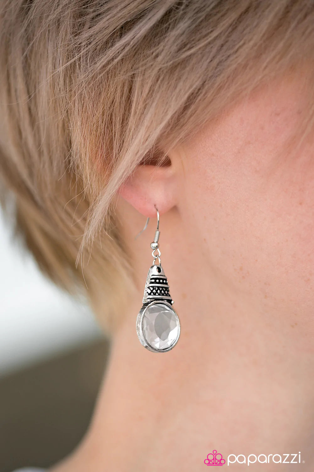 Pendiente Paparazzi ~ Un toque de VIDRIO - Blanco