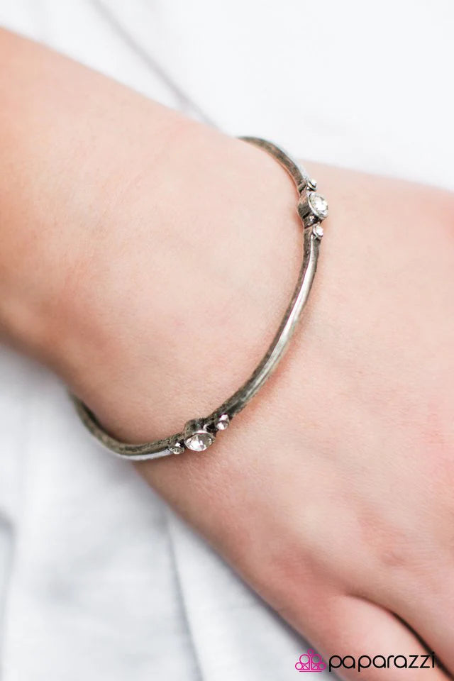 Pulsera Paparazzi ~ Girl Of My GLEAMS - Blanco