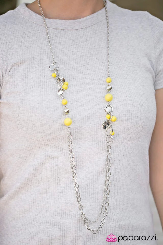 Collar Paparazzi ~ No te preocupes, la playa es feliz - Amarillo