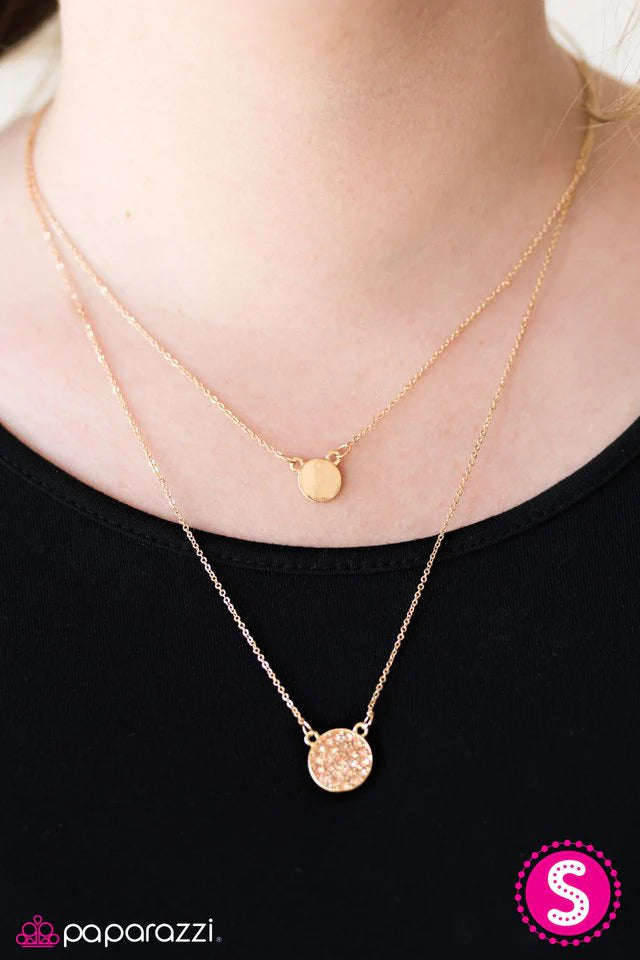 Collar Paparazzi ~ El centro del universo brillante - Oro