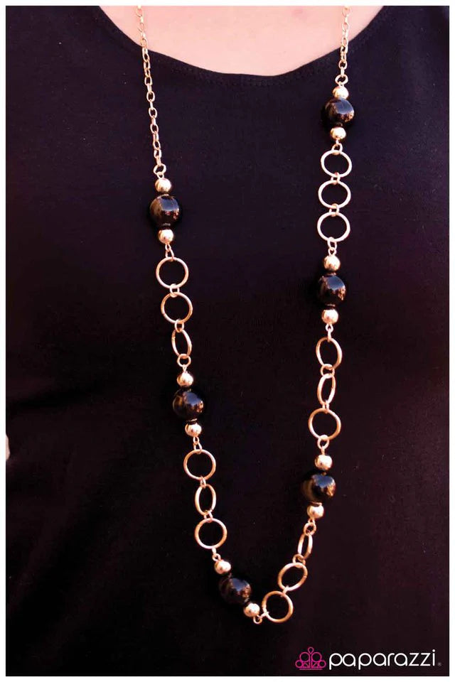 Collar Paparazzi ~ Vestido para impresionar - Negro