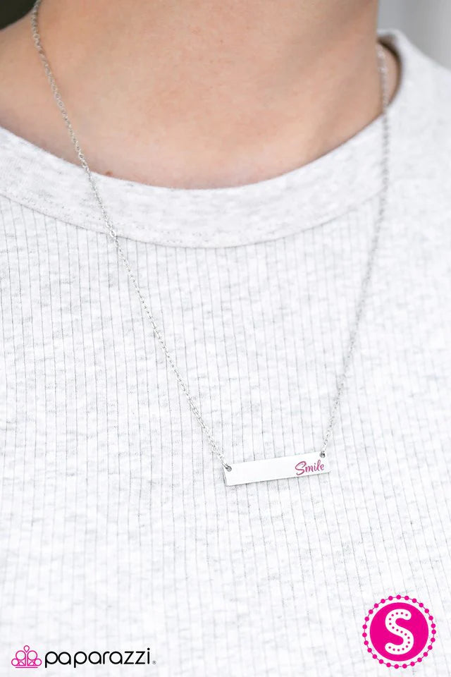 Collar Paparazzi ~ Sigue sonriendo - Rosa