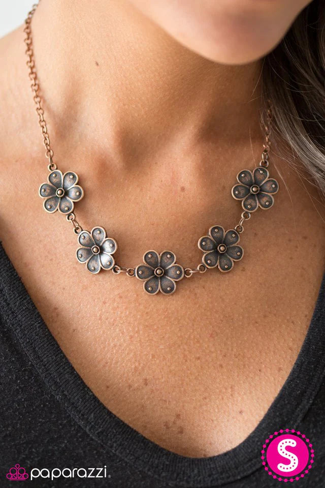 Collar Paparazzi ~ La Tierra Ríe en Flores - Cobre