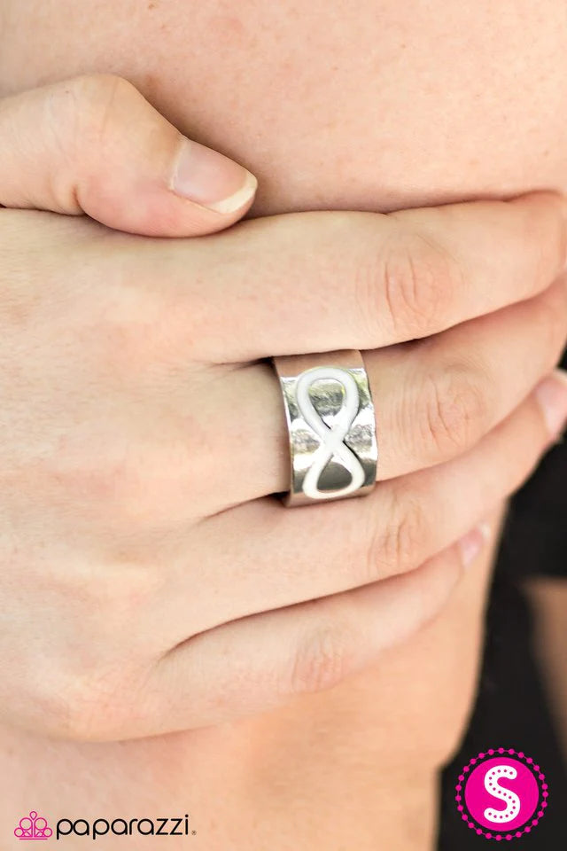 Anillo Paparazzi: sofisticación atemporal, color blanco