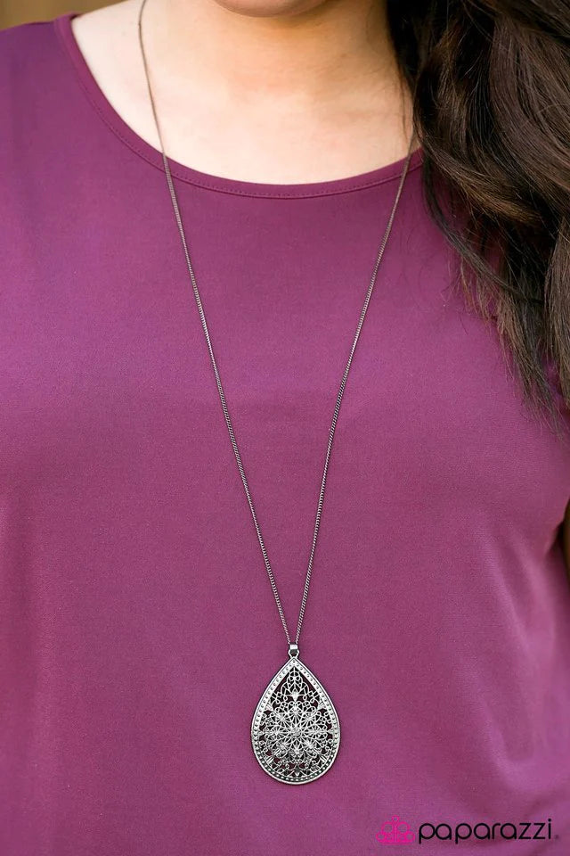 Collar Paparazzi ~ QUEEN Me - Negro