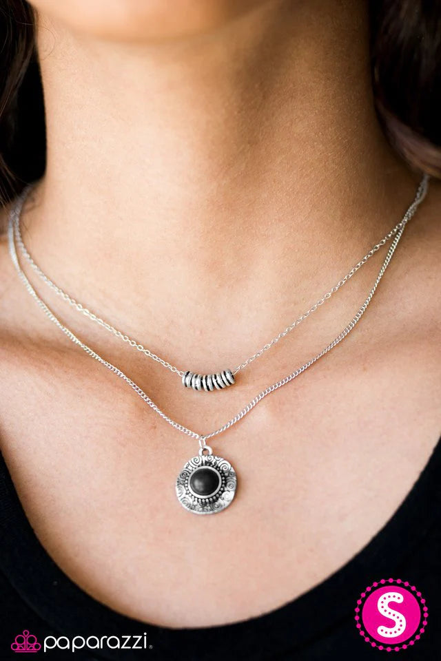 Collar Paparazzi ~ Dunas vertiginosas - Negro