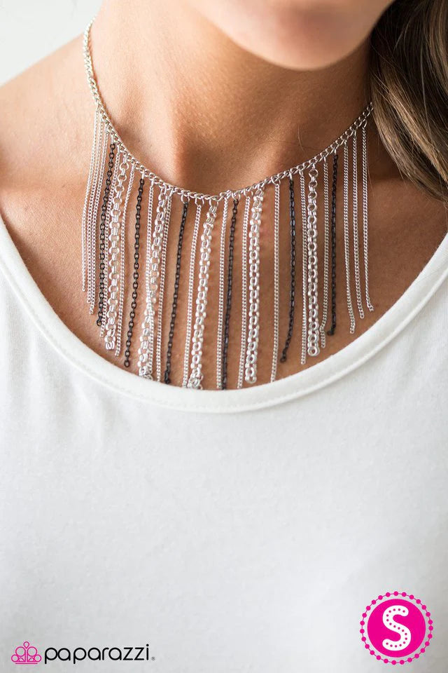 Collar Paparazzi ~ Atrévete a ser diferente - Negro