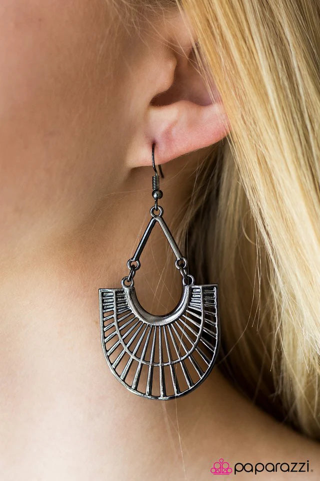 Paparazzi Earring ~ Harmonious Horizons - Black