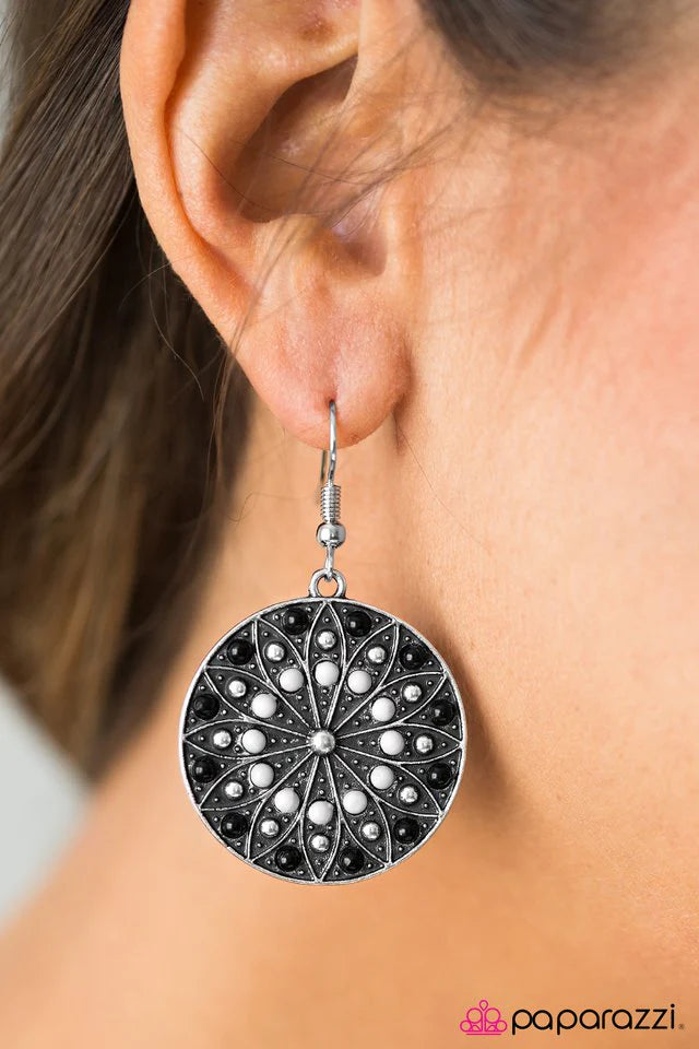 Pendiente Paparazzi ~ Crece libre, flor silvestre - Negro