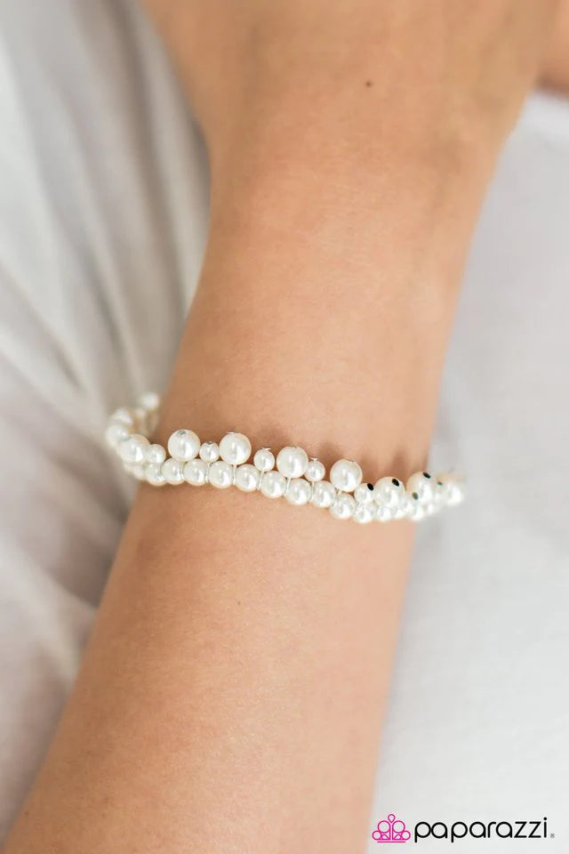 Pulsera Paparazzi ~ Date With Divine - Blanco