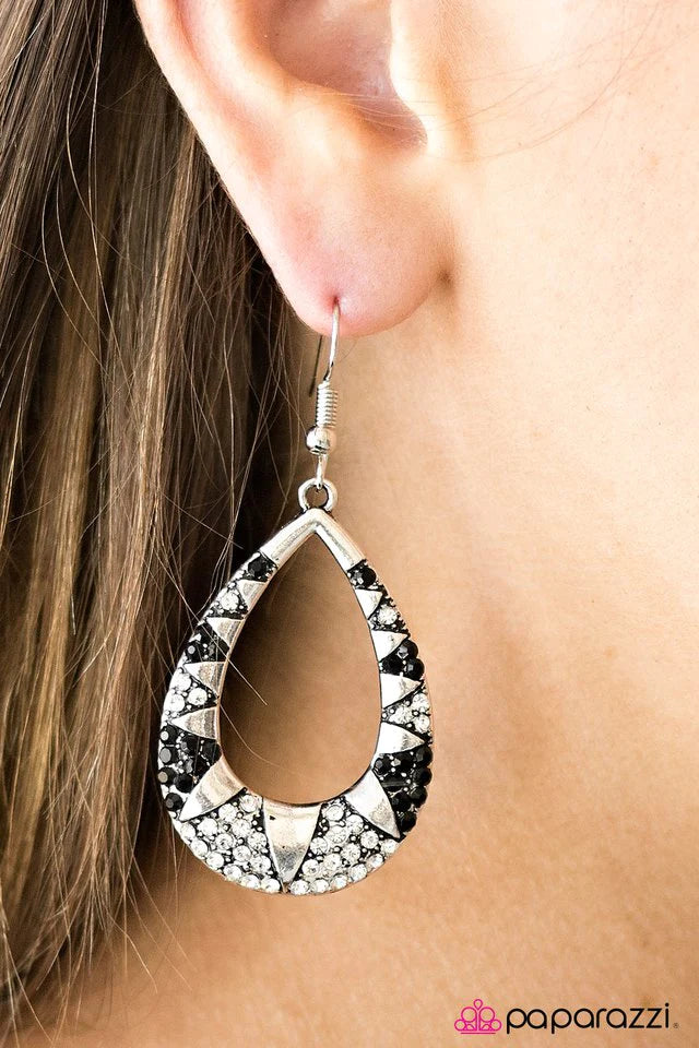 Paparazzi Earring ~ The Shape Of You - Black