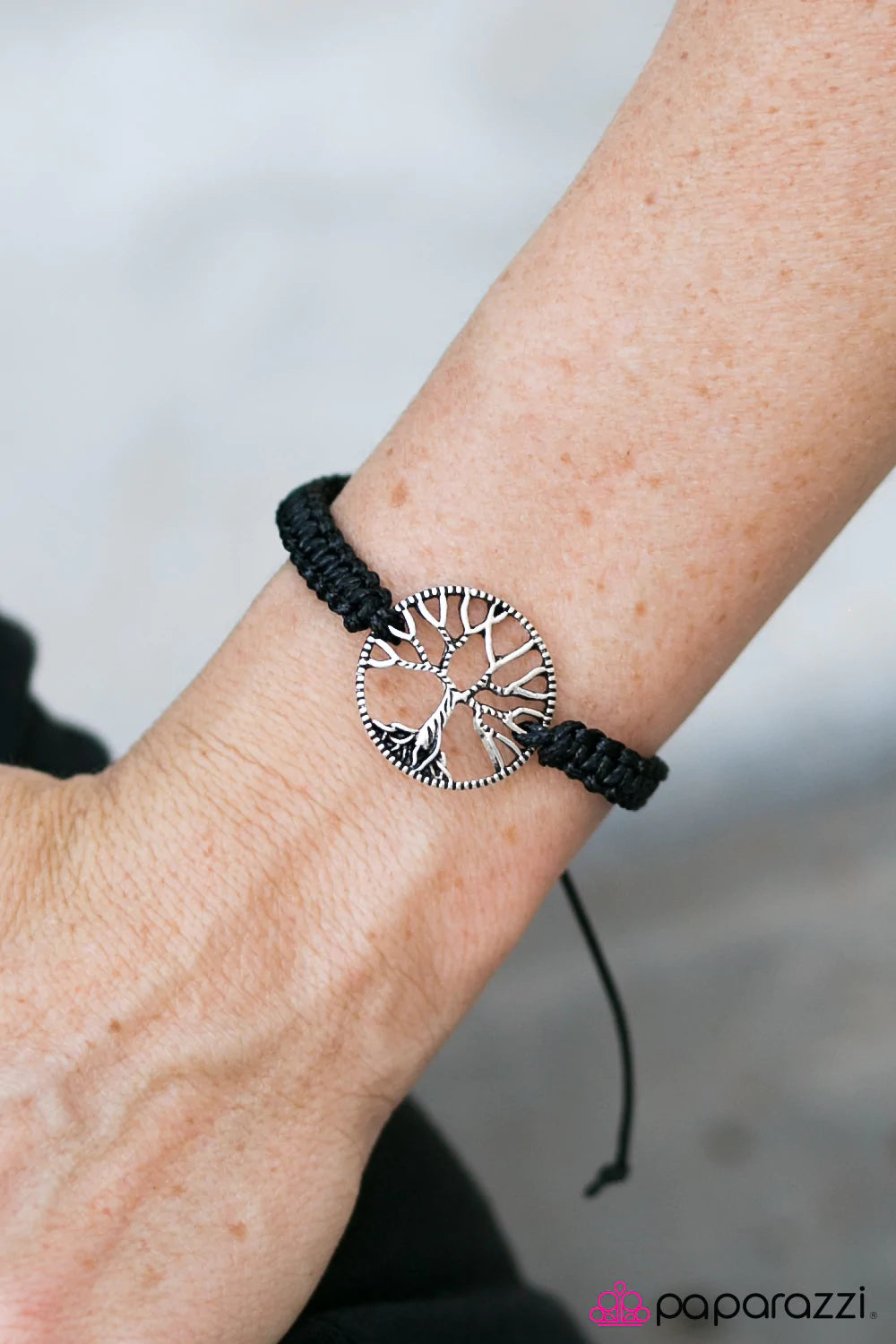 Pulsera Paparazzi ~ Stand Tall - Negra