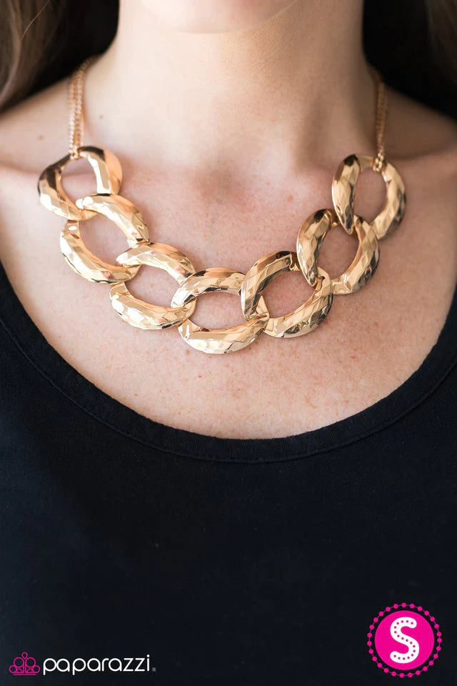 Collar Paparazzi ~ Leyenda Viviente - Oro