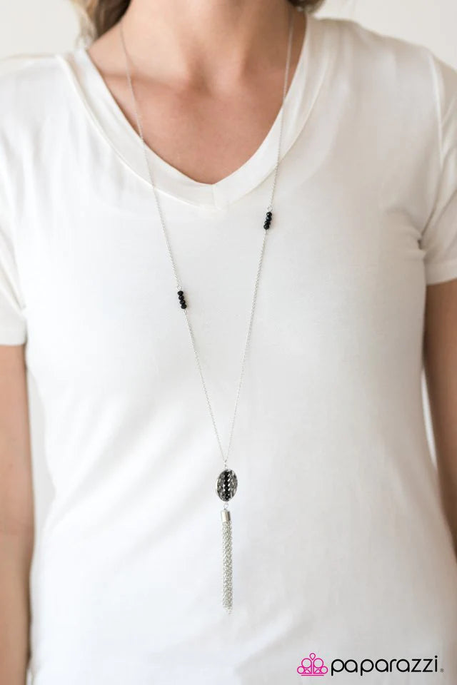 Collar Paparazzi ~ Explorador extraordinario - Negro