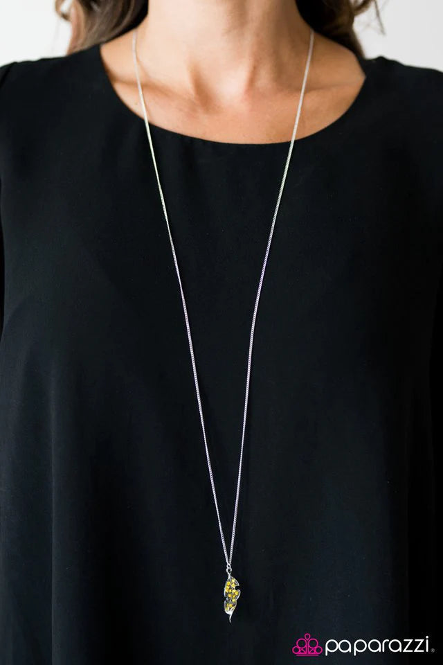 Collar Paparazzi ~ Congelado en otoño - Amarillo