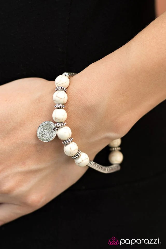 Pulsera Paparazzi ~ Stomping Ground - Blanco
