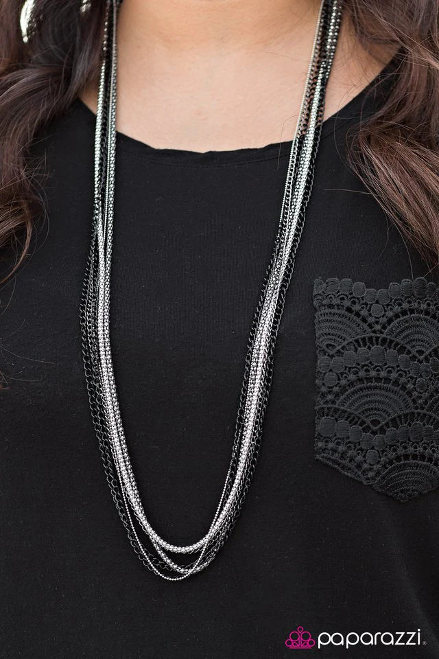 Collar de paparazzi ~ Calamidad colorida - Negro