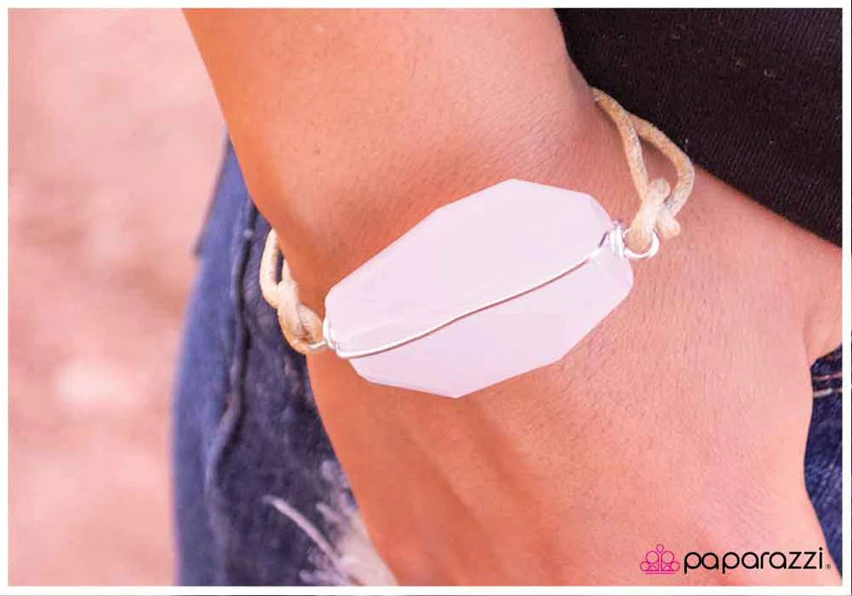 Pulsera Paparazzi ~ EnWRAPture blanco - Blanco