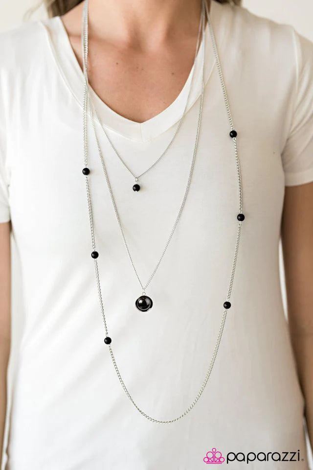 Collar Paparazzi ~ Runway Shine - Negro