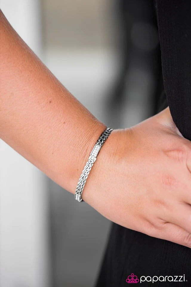 Pulsera Paparazzi ~ Modernly Moto - Blanco