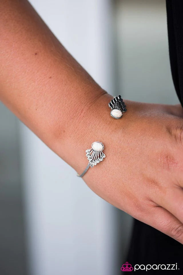 Pulsera Paparazzi ~ Desiertos Distantes - Blanco