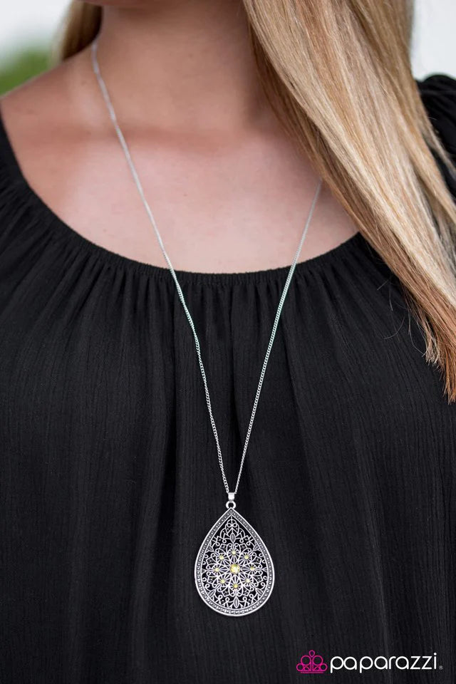 Collar Paparazzi ~ QUEEN Me - Amarillo