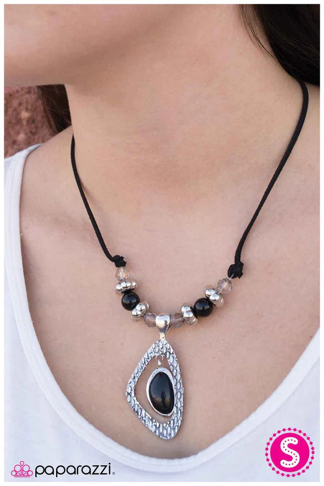 Collar Paparazzi ~ Quemando aceite de medianoche - Negro