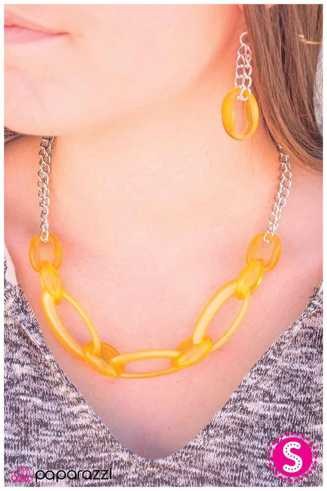 Collar Paparazzi ~ Play Nice - Amarillo