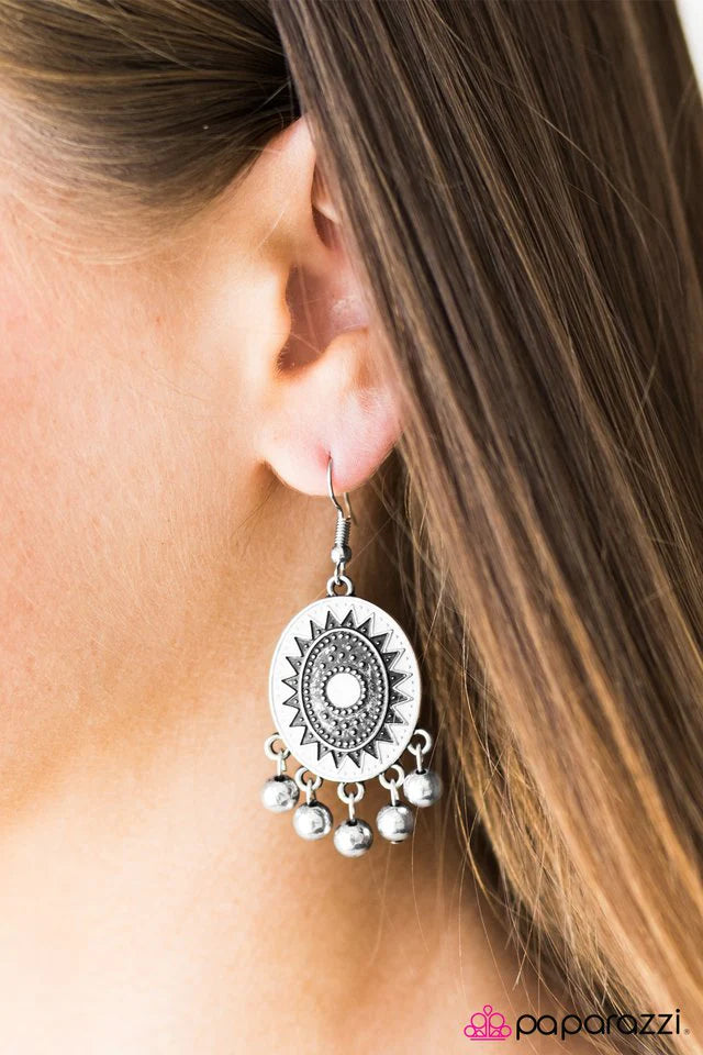 Paparazzi Earring ~ Viva La Vida - White