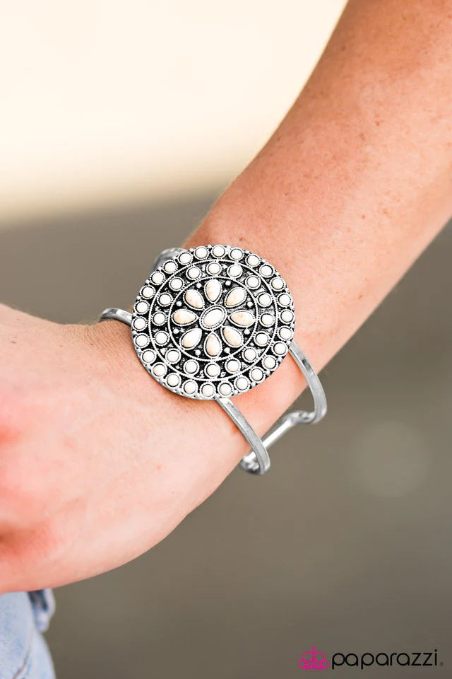 Pulsera Paparazzi ~ Desiertos florecientes - Blanco