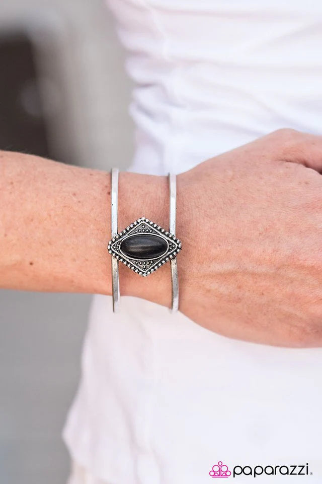 Pulsera Paparazzi ~ Vista del acantilado - Negro