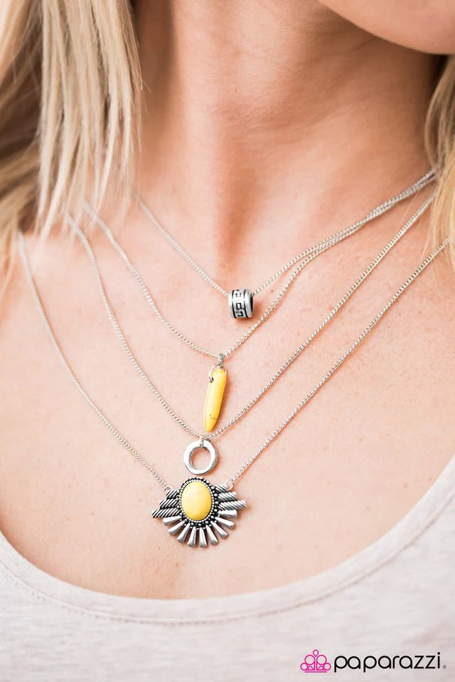 Collar Paparazzi ~ Es una maravillosa VIDA SILVESTRE - Amarillo