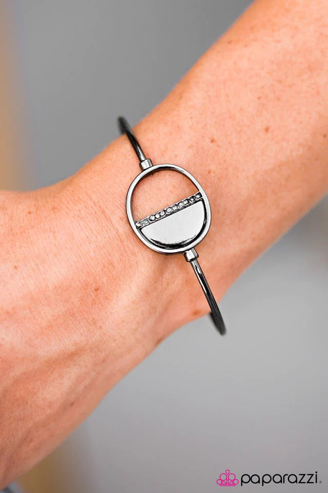 Pulsera Paparazzi ~ Trabajando en A GLEAM - Negro