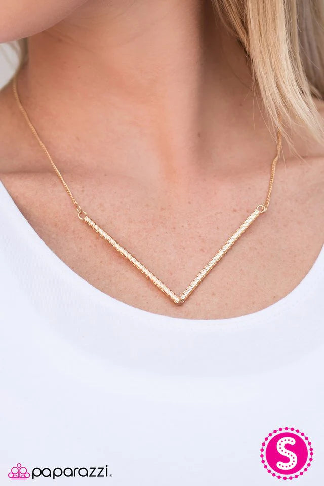 Collar Paparazzi ~ Point It Out - Dorado