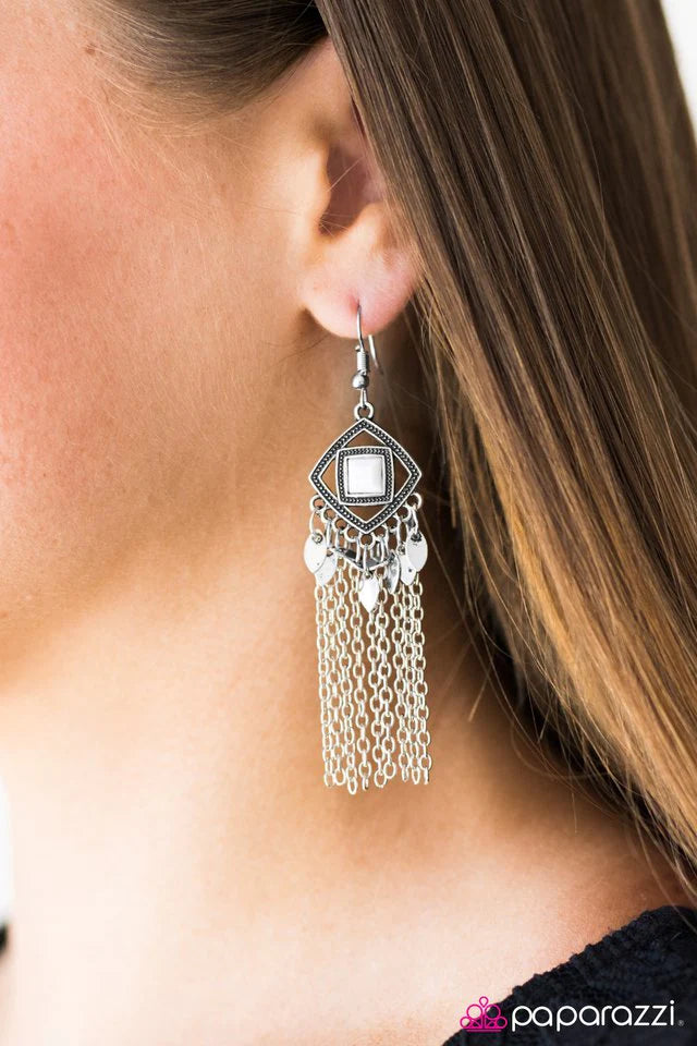 Paparazzi Earring ~ I Dream Of Deserts - White