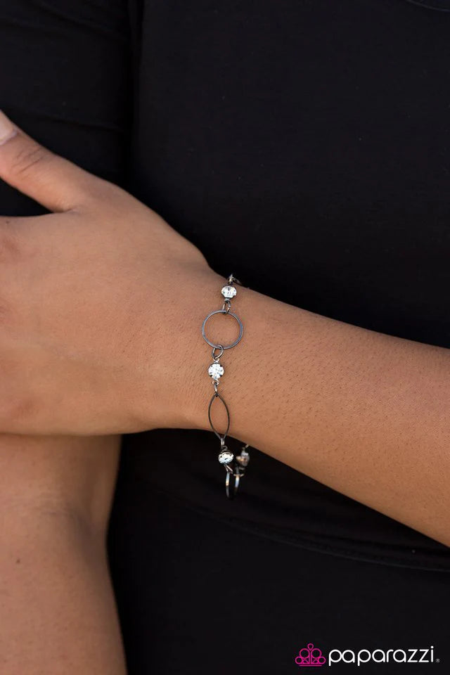 Pulsera Paparazzi ~ Más brillo - Negro